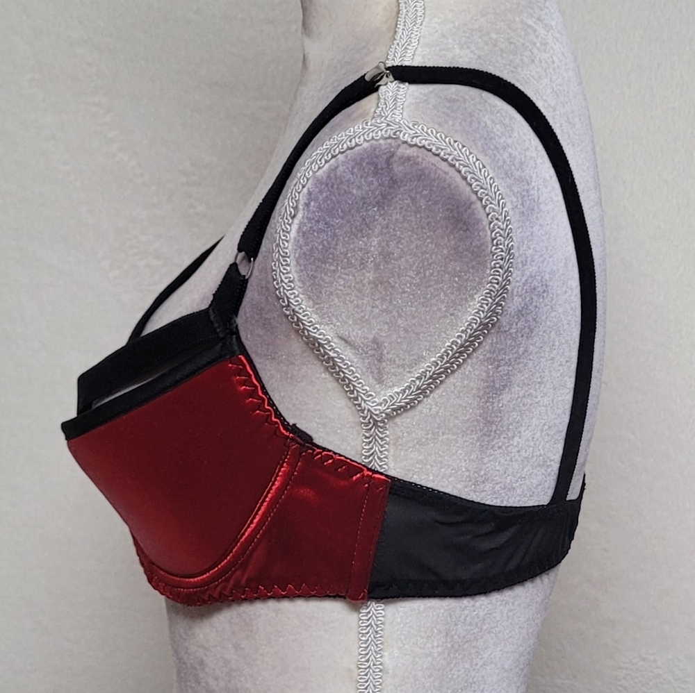 Frederick's Of Hollywood Vintage Red Satin Black Strappy Lightly Padded Demi Bra - Picture 5 of 12